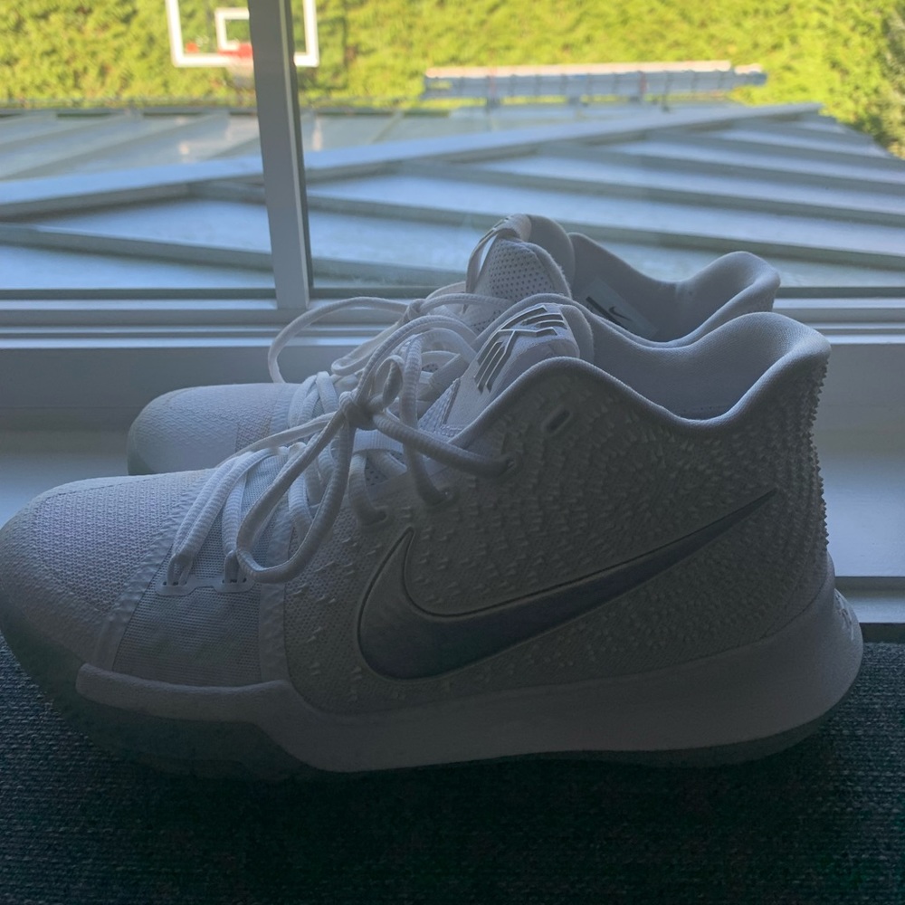 Kyrie Irving 3s basketball Chrome sz 8.5